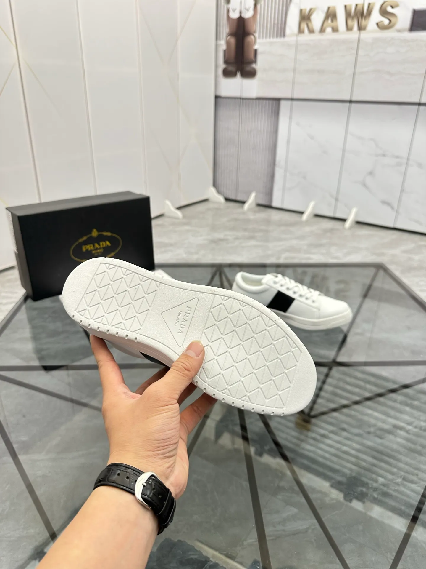 Men's shoes: 💰P400¥ Product trademark: Prada *"Prada*" low-top casual shoes Regular size: 38-44 (can be customized to 45) Product materials: imported cowhide upper, sheepskin lining, original outsole. Number: 020